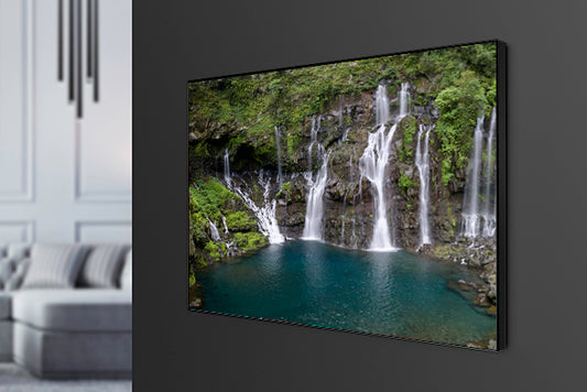 Tableau photo Cascade Langevin Île de la Réunion en cadre affleurant aluminium noir dans un salon