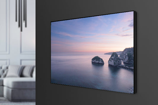 Diamant Beach Bali en cadre affleurant aluminium noir dans un salon