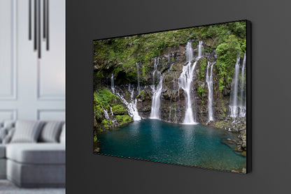 Tableau photo Cascade Langevin Île de la Réunion en cadre affleurant aluminium noir dans un salon